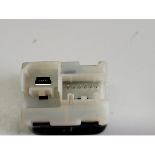 Entrada Usb Auxiliar Gm Tracker 2017 2018 2019